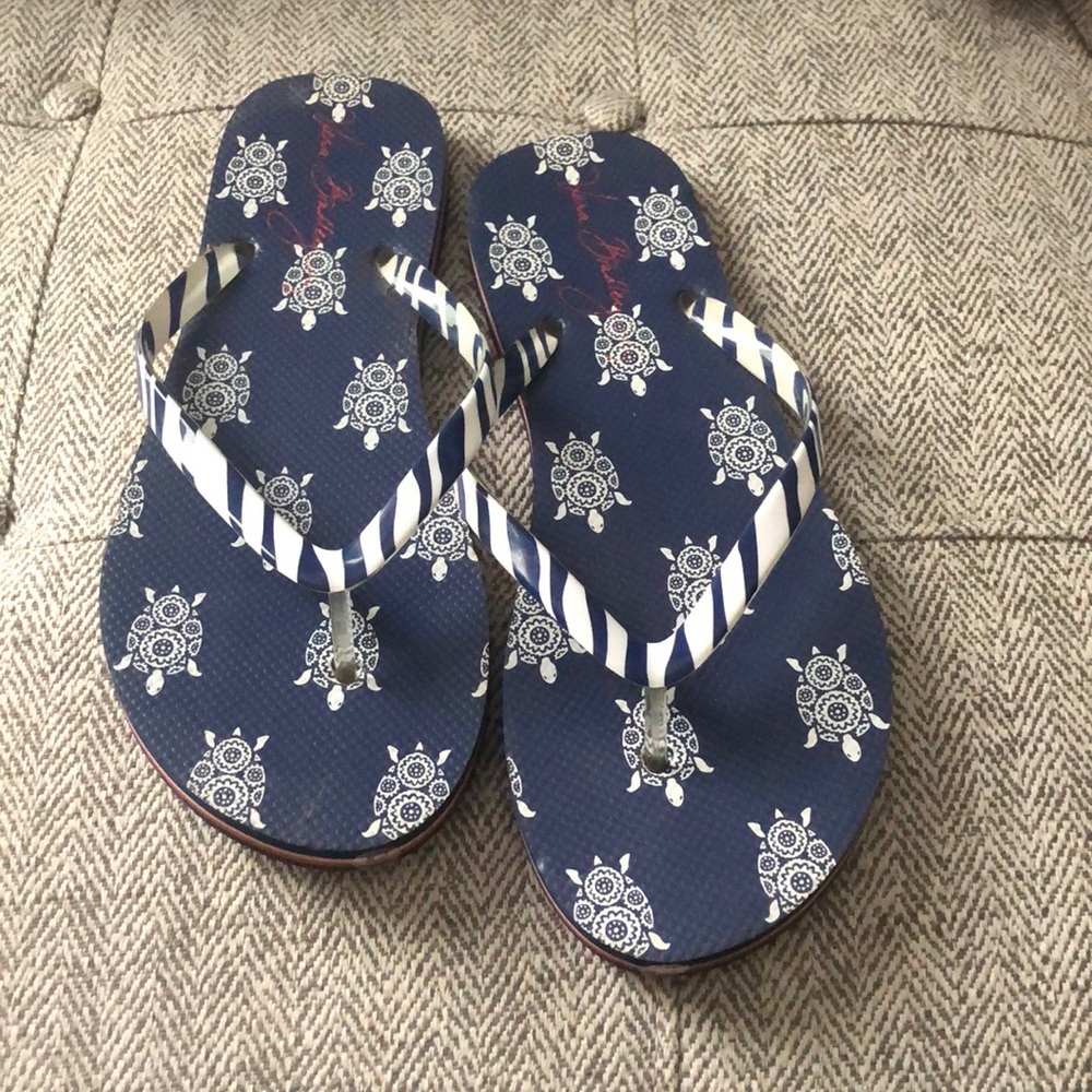 Vera Bradley Turtle pattern flip flops